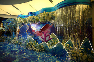 梦幻绿植中的彩色蝴蝶