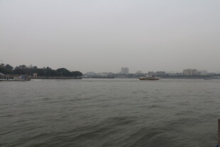 阴天的宽阔水域景观