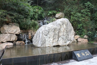 园林景观中的巨石与雕塑