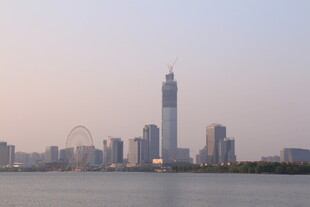 城市天际线与水域景观