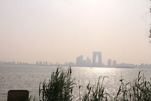 湖畔城市风光