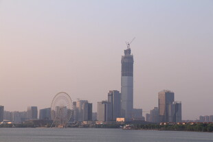 城市天际线与河畔摩天大楼