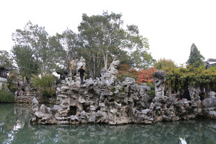 中式园林湖石景观