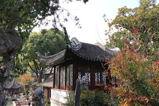 中式园林中的古朴亭子