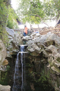 山间小瀑布旁的施工场景