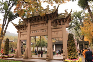 秋日古牌坊景致