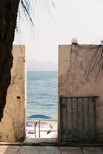 透过门洞看海边风景
