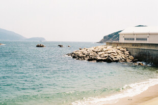 海边栈桥旁的宁静海景