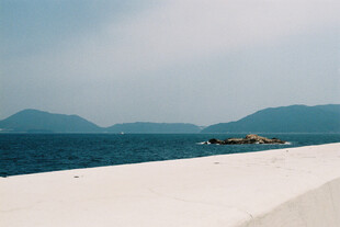 海边白墙望碧海青山