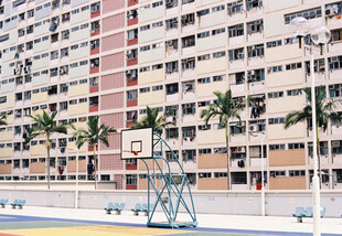 多彩居民楼旁的休闲场景