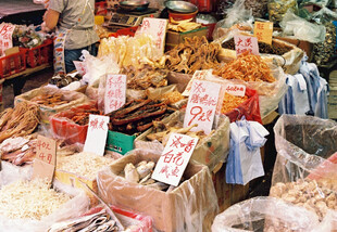 热闹街边零食摊