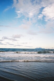 海边美景 海浪与蓝天白云