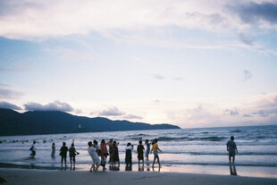 海滩上的人群与美丽海景