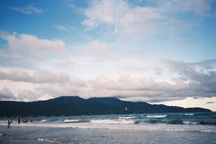 海边美景 远山白云海浪