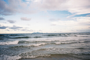 海上波浪与天空美景