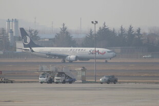 机场停机坪上的客机