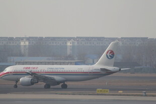 机场跑道上的航空公司飞机