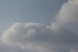 天空中的蓬松云朵