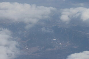 高空俯瞰云海与山峦