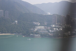 窗外的山海城市景观