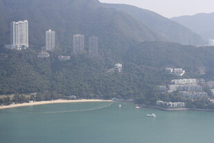 海滨城市山景与建筑群
