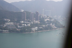 俯瞰山水间的城市景观