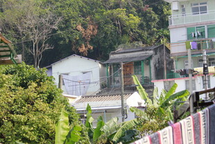山林间的小屋与多彩布帘
