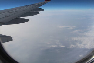 飞机舷窗视角的云端景观