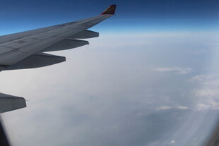飞机机翼外的高空风景
