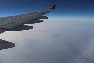 飞机机翼 云端之上的视角