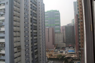窗外都市高楼景观