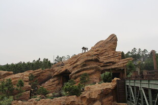 主题公园中的岩石景观