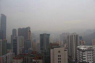 雾中城市高楼景观