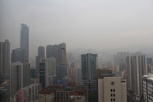 雾中都市高楼景观