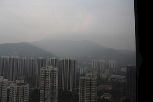 雾中城市与远山景观