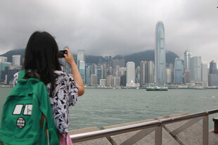 女孩于香港海滨拍照留念