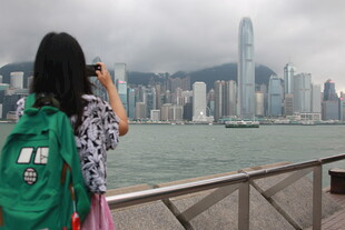 女孩背绿包赏香港城市景