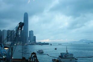 海港城市天际线与船只
