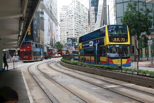 城市街头的双层有轨电车