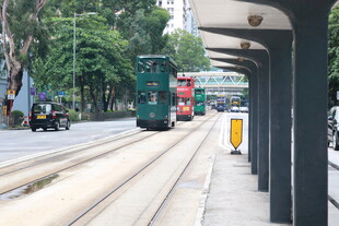 城市街道的有轨电车场景