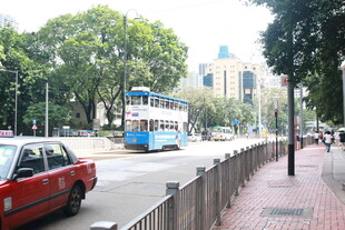 香港市街道上的出租车与双层巴士