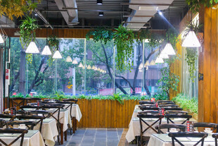 森林风浪漫餐厅室内景致