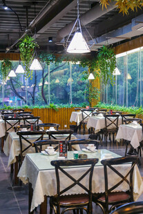 现代风格绿植装饰餐厅空间