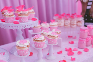 粉色系甜美纸杯蛋糕布置