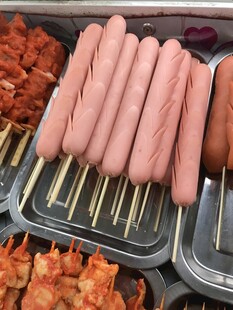 烤架上的美味热狗串串