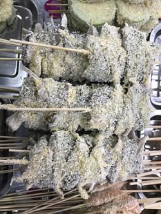 新鲜串串待烤制