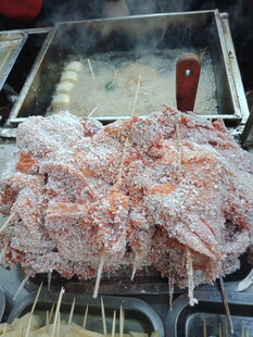 新鲜串好的肉类食材