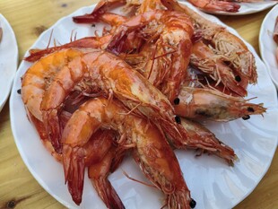 美味烤虾摆放在白盘上