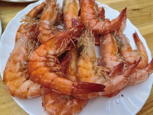美味鲜虾摆于盘中