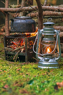 野营篝火与马灯